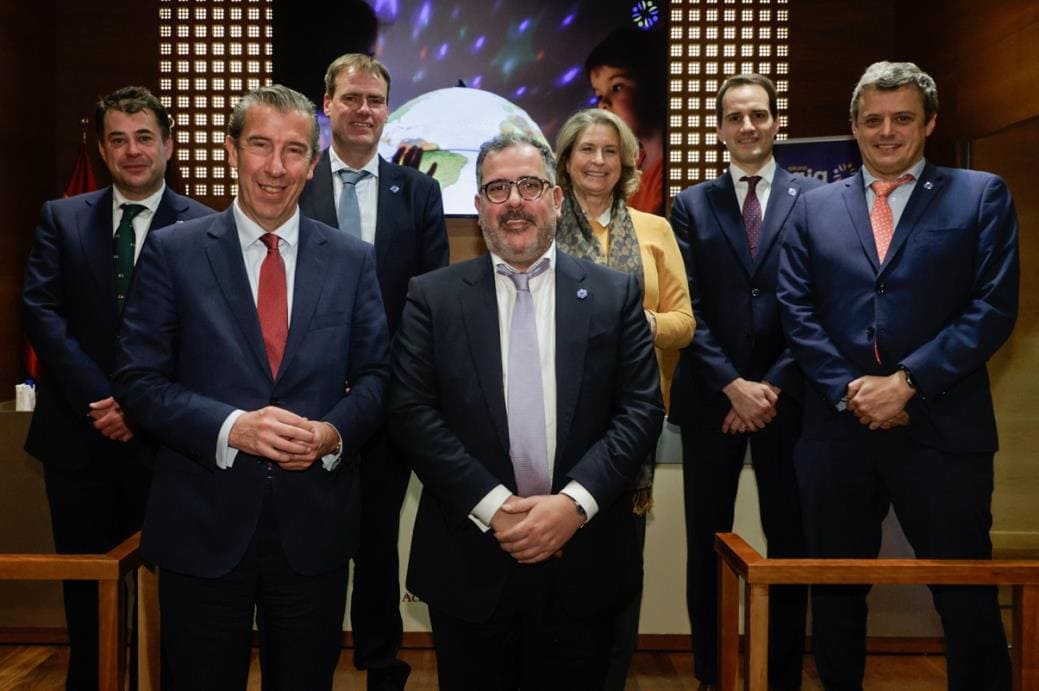 De izquierda a derecha: Carlos Asensio, director del Área de Servicios al Socio del Grupo Caja Ingenieros; Javier Pérez, director gerente de la Real Academia de Ingeniería de España; Bas Fransen, director del Área de Mercado de Capitales de Caja Ingenieros; Juanjo Llopis, director general de Caja Ingenieros; Sara Gómez, miembro del Consejo Rector de Caja Ingenieros; Daniel Sullà, director general de Caja Ingenieros Gestión; y Josep Maria Vilarrúbia, director de Research de Caja Ingenieros.