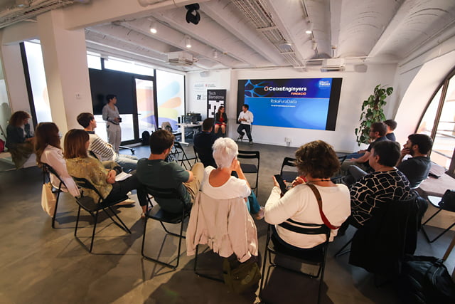 Participantes en una sesión de formación tipo bootcamp trabajando en equipo