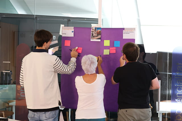 Actividad formativa en bootcamp con asistentes interactuando en grupo