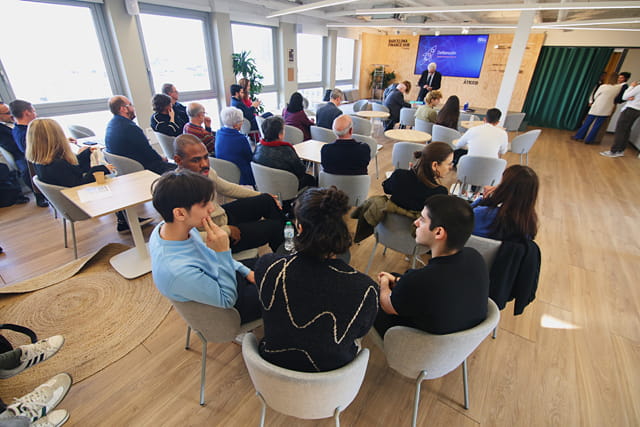 Presentación de proyectos en un evento tipo demo day