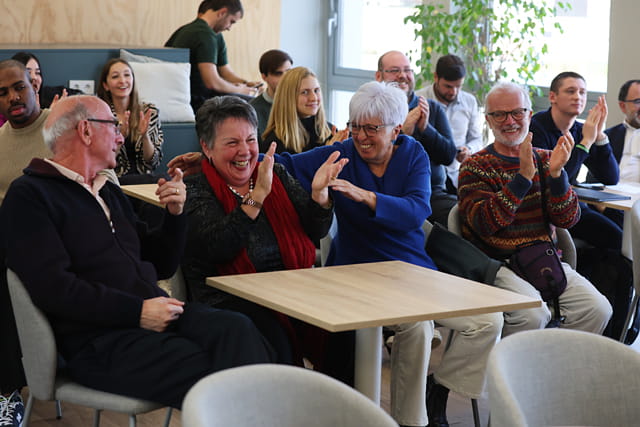 Participantes exponiendo ideas durante un demo day