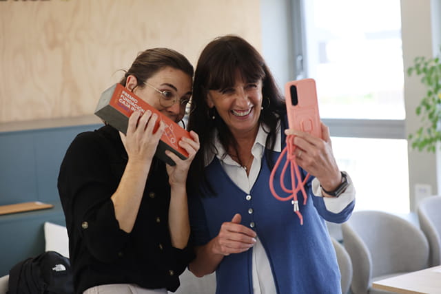 Asistentes en evento demo day siguiendo presentaciones