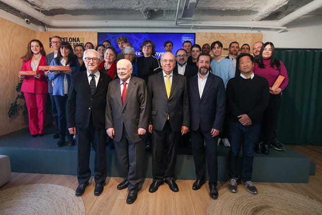 Momento final de presentaciones en demo day con público asistente